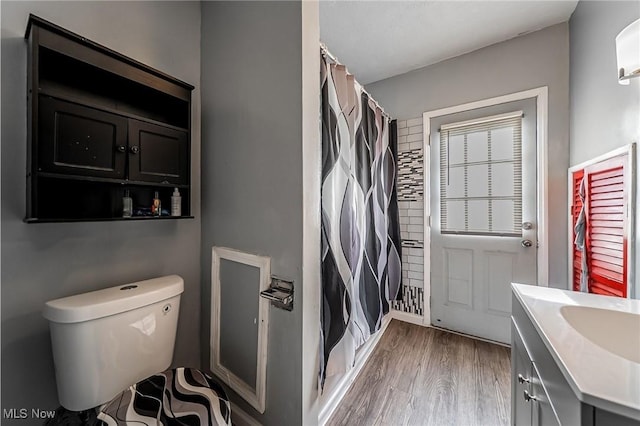 5100 Greenhurst Dr, Maple Heights, OH 44137 - full bathroom featuring wood finished floors, vanity, toilet, and a shower with shower curtain