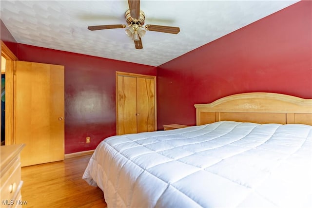 731 39th St SW, Canton, OH 44706 - bedroom with wood finished floors, baseboards, a closet, and a ceiling fan
