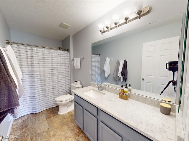 4171 Appleridge Ln, Richfield, OH 44286 - bathroom featuring vanity, toilet, a shower with shower curtain, and a textured ceiling