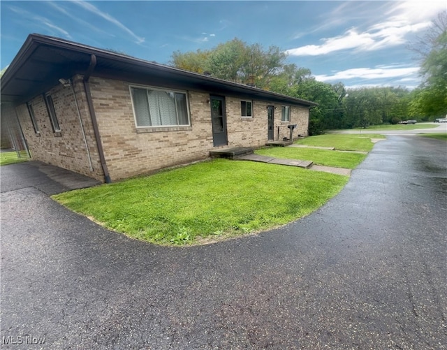 432-434 N Main St, Munroe Falls, OH 44262 - ranch-style house with a front yard and brick siding