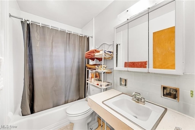 432-434 N Main St, Munroe Falls, OH 44262 - bathroom with tasteful backsplash, shower / bath combo with shower curtain, toilet, and a sink