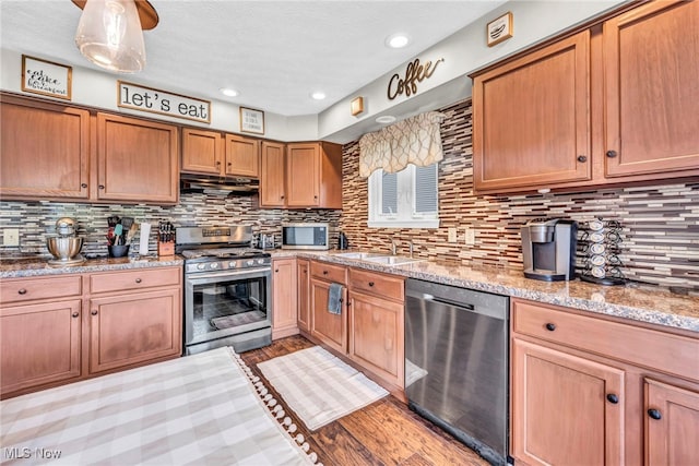 2300 Canterbury Cir, Akron, OH 44319 - kitchen featuring stainless steel appliances, a sink, decorative backsplash, light wood-type flooring, and recessed lighting