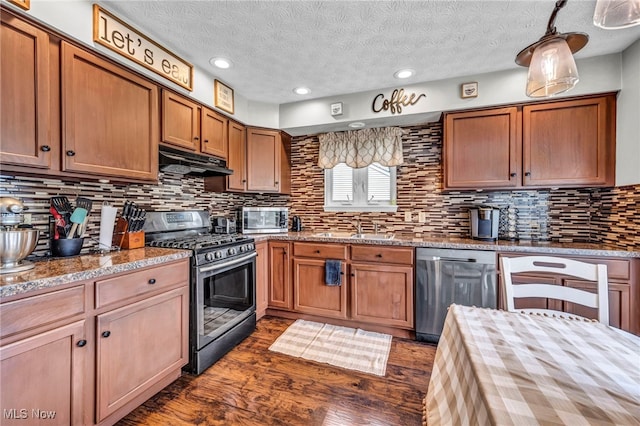 2300 Canterbury Cir, Akron, OH 44319 - kitchen featuring stainless steel appliances, under cabinet range hood, a sink, dark wood finished floors, and a textured ceiling