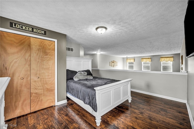 2300 Canterbury Cir, Akron, OH 44319 - bedroom with wood finished floors, a textured ceiling, baseboards, and a closet