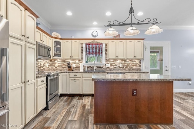 5215 Kapok Dr, Medina, OH 44256 - kitchen featuring stainless steel appliances, a sink, decorative backsplash, plenty of natural light, and crown molding