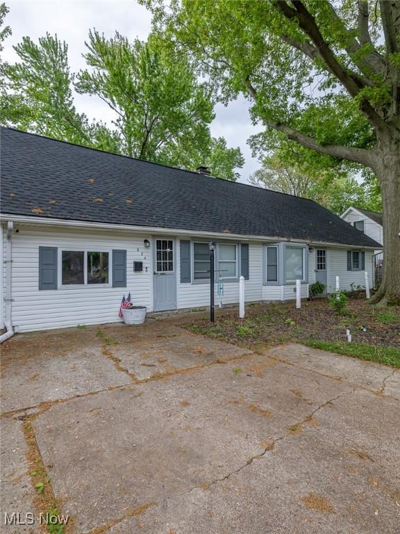524 Irving Park Blvd, Sheffield Lake, OH 44054 - single story home with roof with shingles