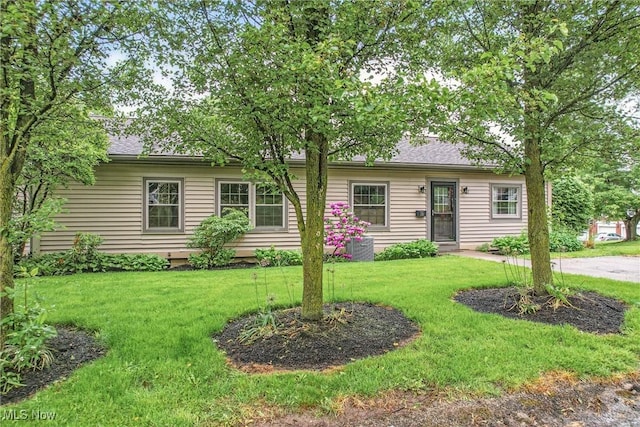 298 W Chestnut St, Lisbon, OH 44432 - ranch-style house with a front lawn
