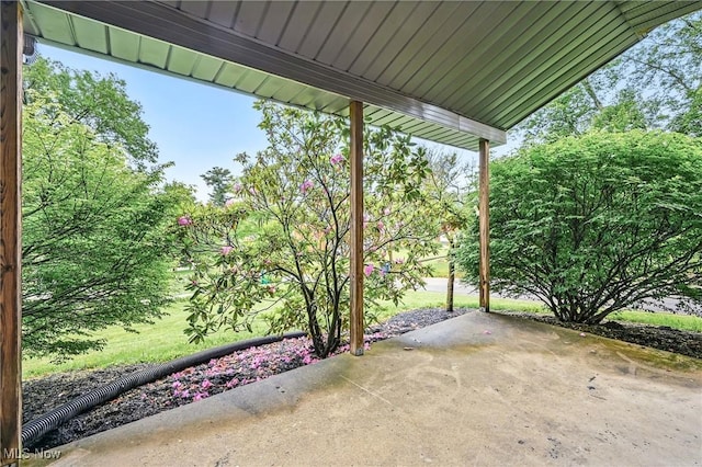 298 W Chestnut St, Lisbon, OH 44432 - view of patio / terrace