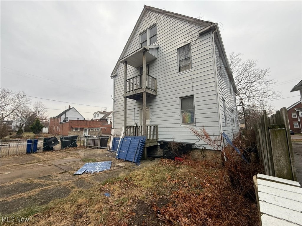 869 Whitcomb Rd, Cleveland, OH 44110 - rear view of property with a balcony
