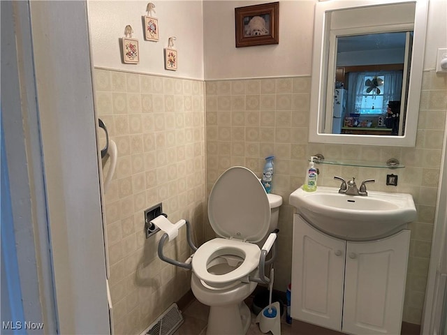455 Smithfield St, Dillonvale, OH 43917 - half bath with toilet, tile walls, and vanity