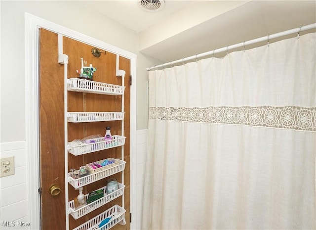 1087 Madrid Dr, Akron, OH 44313 - full bathroom with a shower with curtain