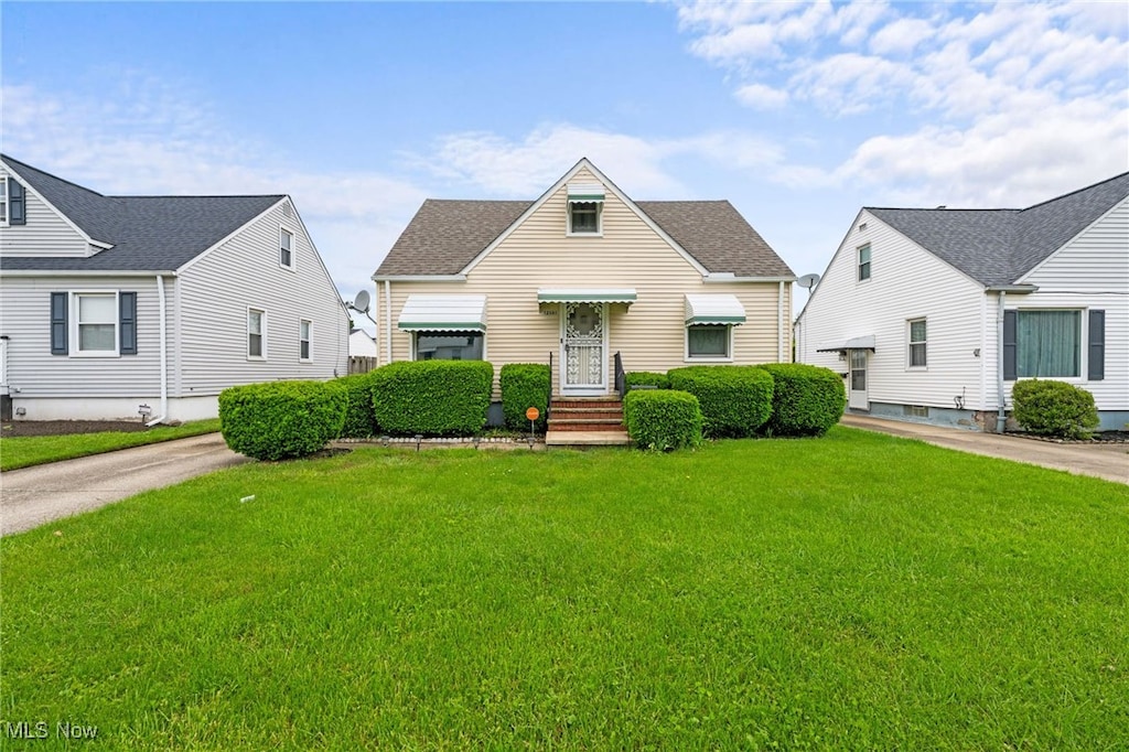 12501 York Blvd, Garfield Heights, OH 44125 - bungalow-style home with a front yard