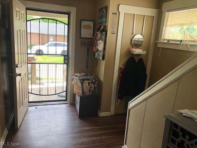 1817 Penn Pl NE, Canton, OH 44704 - entryway featuring plenty of natural light, wood finished floors, and baseboards