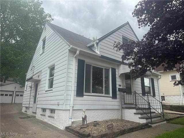 4827 E 88th St, Garfield Heights, OH 44125 - view of front of home with an outdoor structure and a detached garage