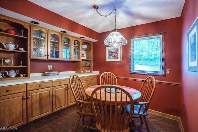 875 N Medina Line Rd, Akron, OH 44333 - dining area with dark wood-style floors, baseboards, and a textured ceiling