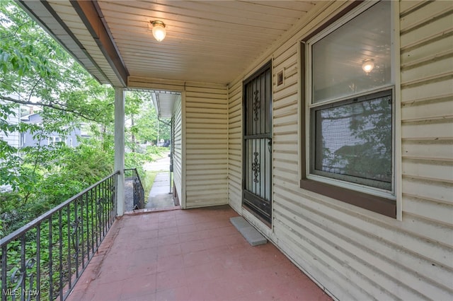 10234 Park Heights Rd, Cleveland, OH 44104 - view of porch
