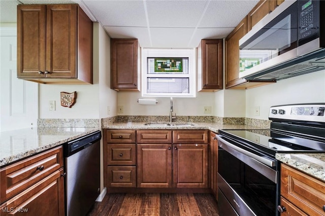 32094 Woodale Dr, Hanoverton, OH 44423 - kitchen with appliances with stainless steel finishes, a sink, dark wood-type flooring, a drop ceiling, and plenty of natural light