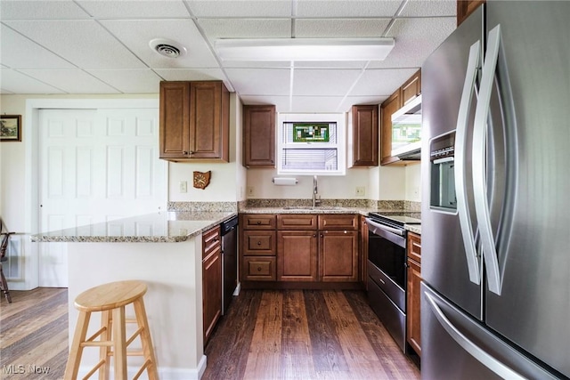 32094 Woodale Dr, Hanoverton, OH 44423 - kitchen featuring appliances with stainless steel finishes, a paneled ceiling, a sink, a peninsula, and dark wood-style flooring