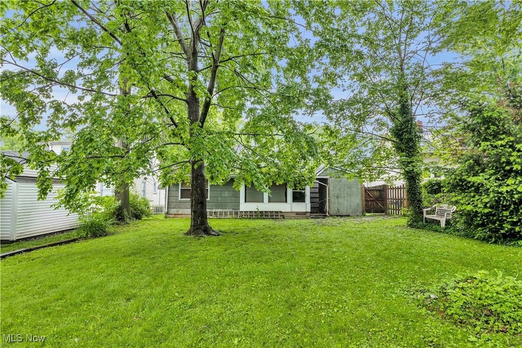 1414 Hollywood St NE, Warren, OH 44483 - view of yard