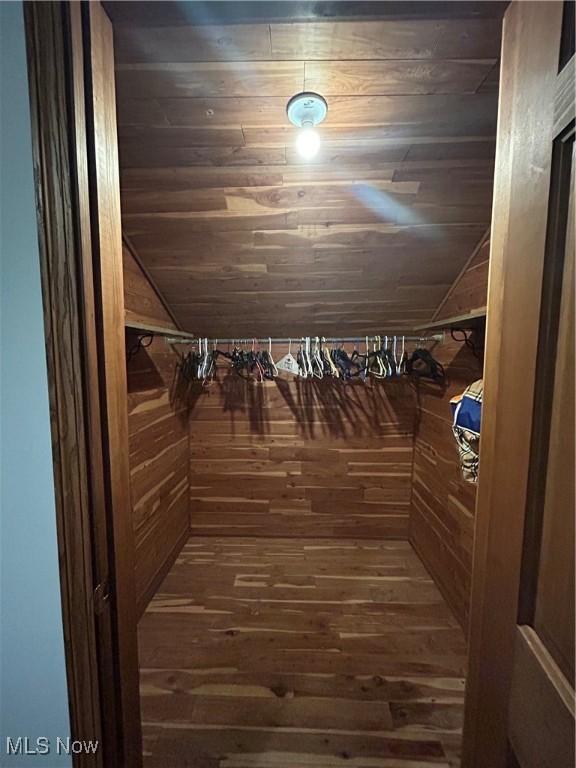 16112 Raymond St, Maple Heights, OH 44137 - walk in closet featuring lofted ceiling and hardwood / wood-style floors