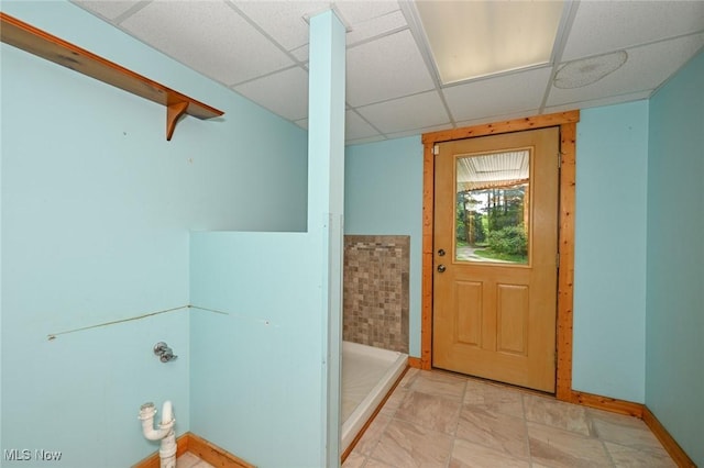 5360 Lance Rd, Medina, OH 44256 - full bathroom featuring a drop ceiling, baseboards, and a tile shower