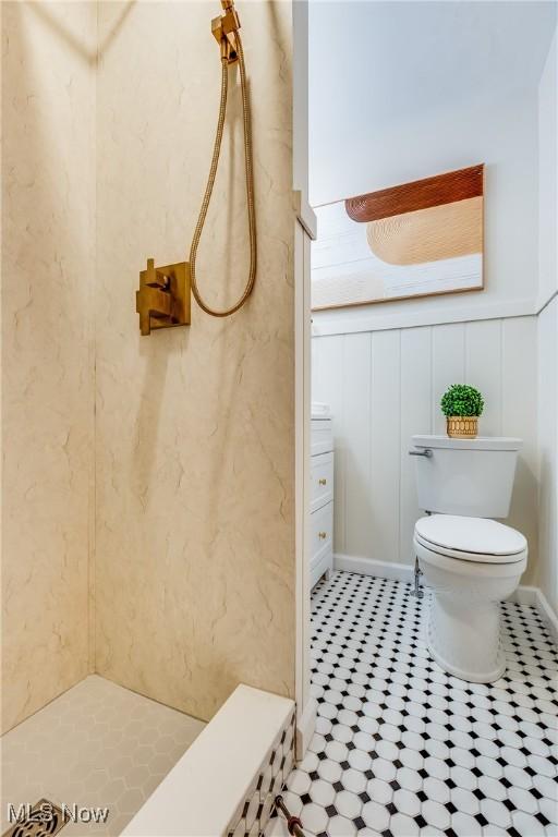 2546 Atlantic, Warren, OH 44483 - bathroom with toilet, a tile shower, a decorative wall, tile patterned floors, and wainscoting