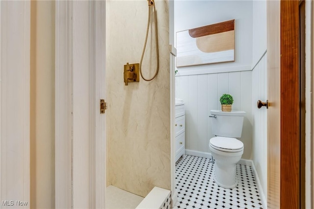 2546 Atlantic, Warren, OH 44483 - bathroom with toilet, a tile shower, wainscoting, vanity, and a decorative wall