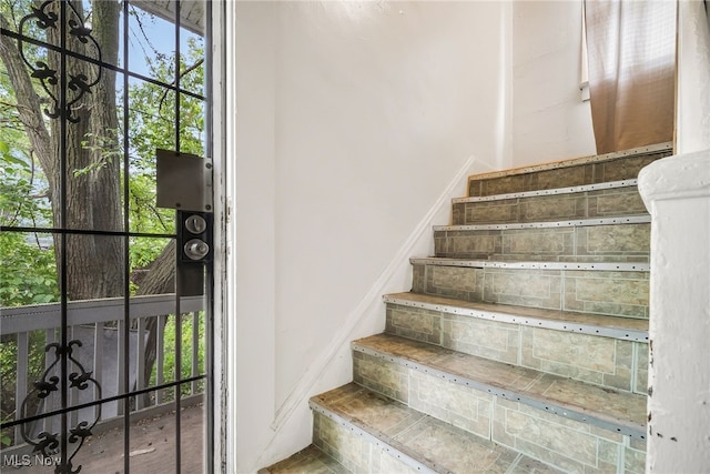 11020 Woodstock Ave, Cleveland, OH 44104 - view of stairs