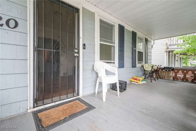 11020 Woodstock Ave, Cleveland, OH 44104 - entrance to property with a porch