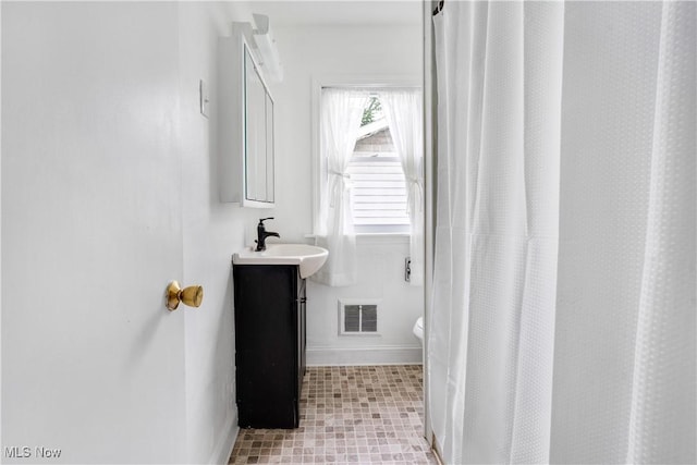321 Cornell Ave, Youngstown, OH 44507 - bathroom with vanity, toilet, baseboards, and a shower with shower curtain