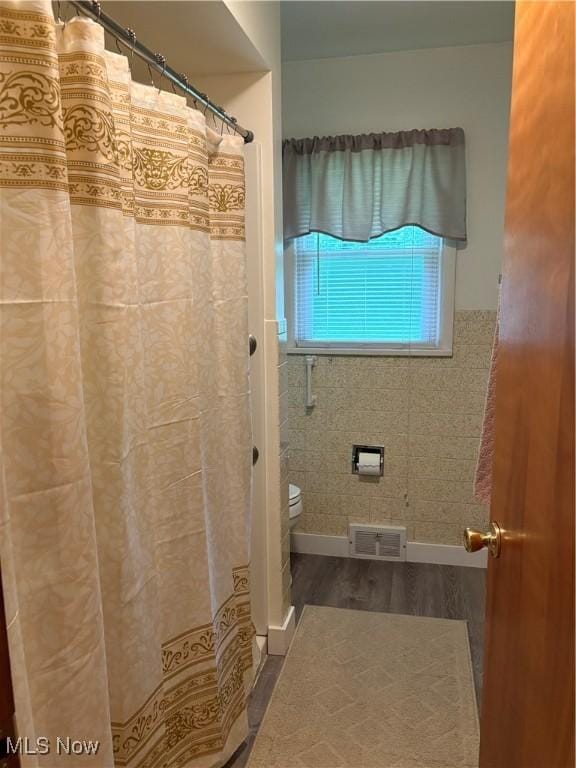 2499 Nesmith Lake Blvd, Akron, OH 44314 - bathroom with wood finished floors, toilet, and a shower with curtain
