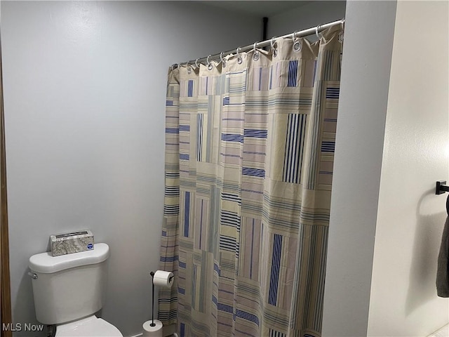 2733 W 37th St, Lorain, OH 44053 - bathroom featuring toilet and a shower with curtain