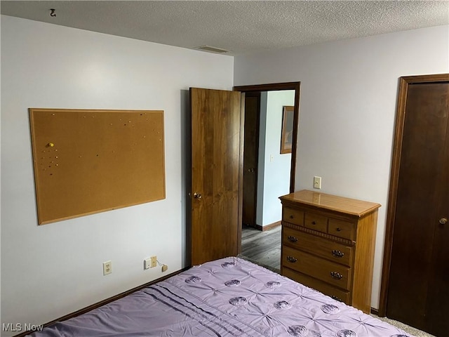 2733 W 37th St, Lorain, OH 44053 - bedroom featuring a textured ceiling and wood finished floors