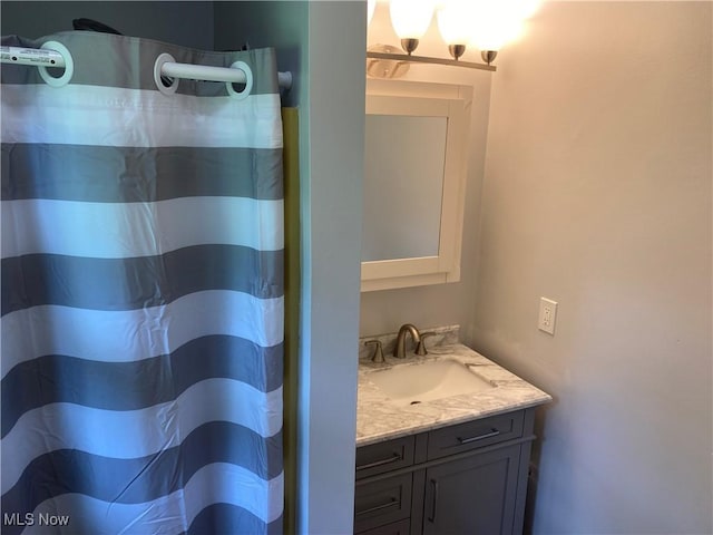 2733 W 37th St, Lorain, OH 44053 - full bath featuring vanity and curtained shower