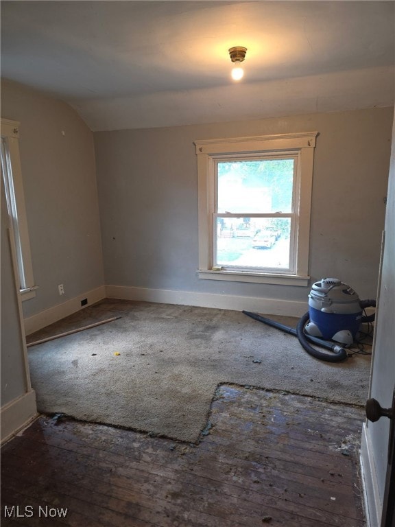 1119 W 11th St, Lorain, OH 44052 - carpeted empty room with lofted ceiling and baseboards