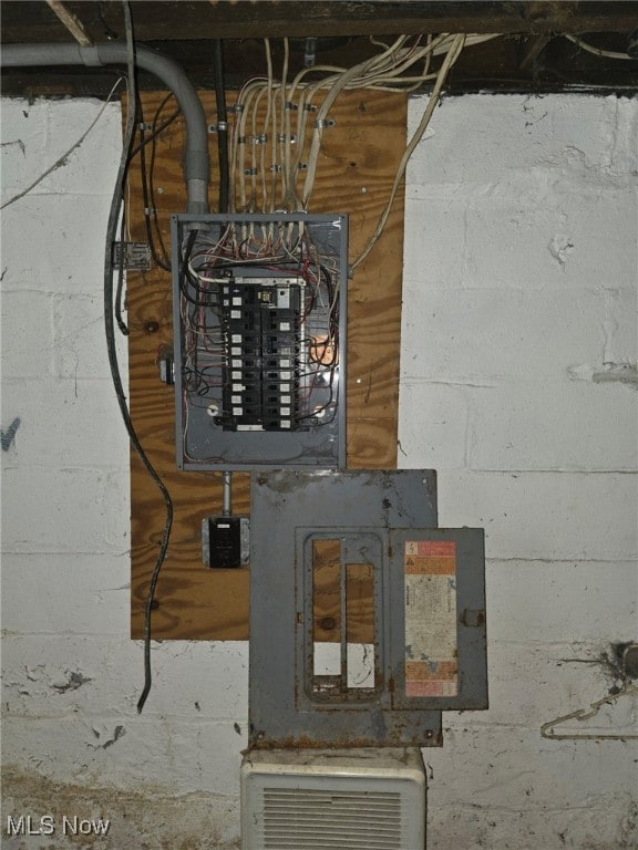1119 W 11th St, Lorain, OH 44052 - utilities with electric panel