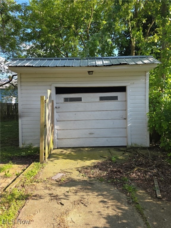 1119 W 11th St, Lorain, OH 44052 - detached garage with driveway
