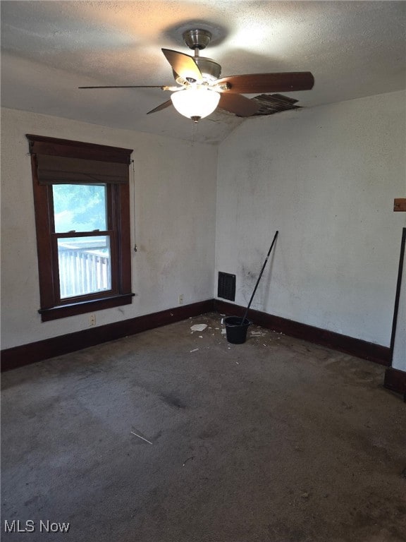 1119 W 11th St, Lorain, OH 44052 - empty room with carpet floors, a ceiling fan, a textured ceiling, and baseboards