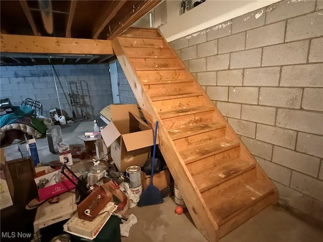 6920 Riverside Rd SE, Gnadenhutten, OH 44629 - unfinished basement with stairway