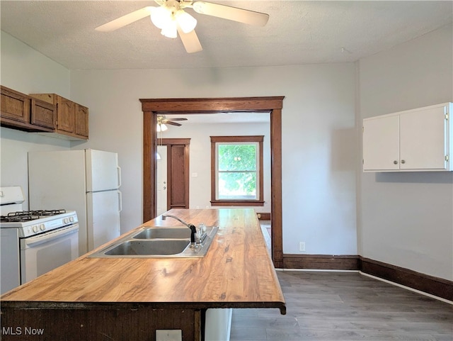 925 Camden Ave SW, Canton, OH 44706 - kitchen with a sink, white appliances, a ceiling fan, wood finished floors, and a kitchen island with sink