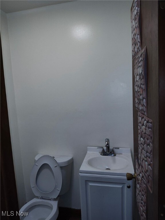 27 E Emerling Ave, Akron, OH 44301 - bathroom with toilet and vanity