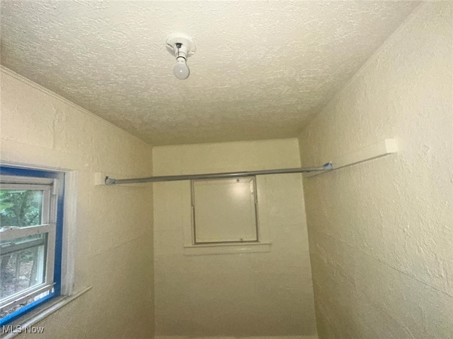 27 E Emerling Ave, Akron, OH 44301 - bathroom featuring a textured ceiling, a textured wall, and a shower
