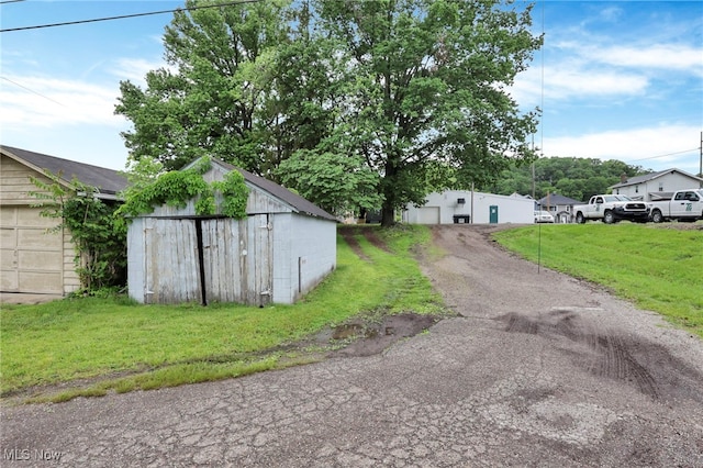 1664 Linden Ave, South Zanesville, OH 43701 - view of asphalt driveway