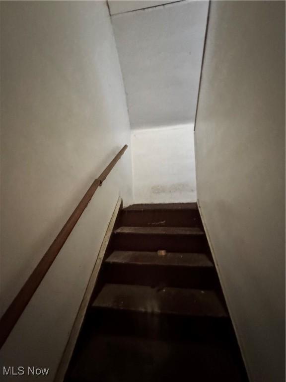 3293 E 121st St, Cleveland, OH 44120 - view of stairs