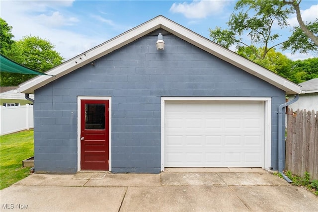 794 Ranney St, Akron, OH 44310 - detached garage featuring driveway
