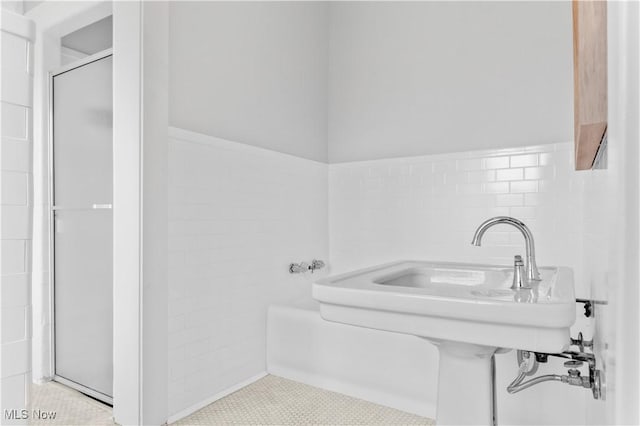 2472 Overlook Rd Unit 11, Cleveland Heights, OH 44106 - full bathroom with tile walls and tile patterned floors