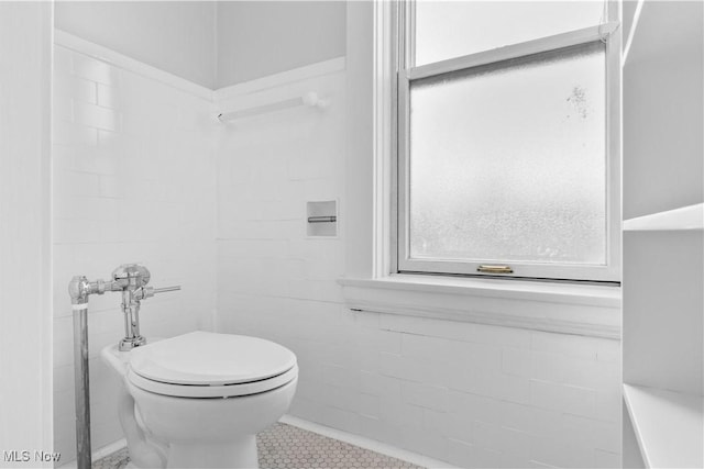 2472 Overlook Rd Unit 11, Cleveland Heights, OH 44106 - bathroom with toilet, tile walls, and tile patterned flooring