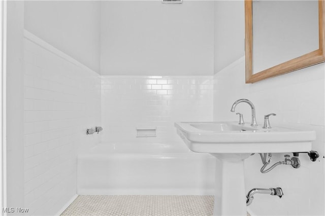 2472 Overlook Rd Unit 11, Cleveland Heights, OH 44106 - bathroom with a bathtub