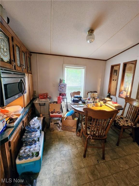 6960 Bluebell Rd, Cumberland, OH 43732 - dining area with a textured ceiling
