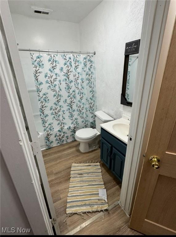 666 Parkwood Rd, Cleveland, OH 44108 - full bath featuring wood finished floors, vanity, shower / tub combo, and toilet